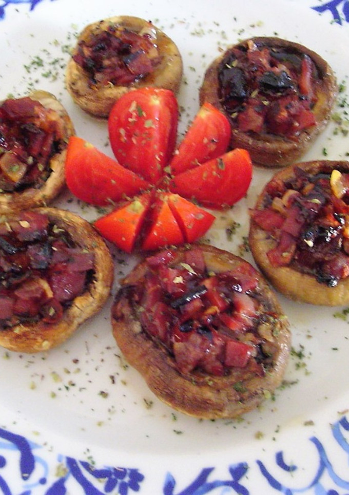 Una foto de Champiñónes con taquitos de jamón serano