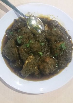 A picture of Palak chicken.