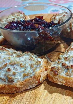 Foto di Bruschette sfiziose con cipolle caramellate