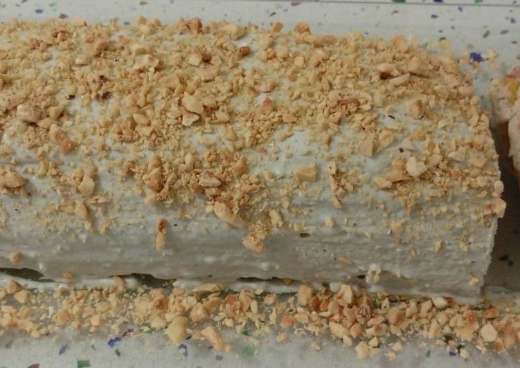 Rulo de salmón con huevo hilado, roquefort y frutos secos