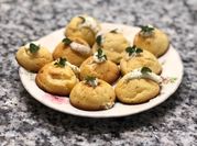 Una foto de profiteroles de masa bomba con manteca