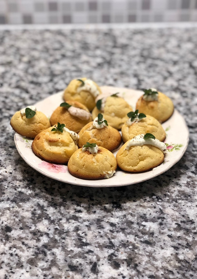 Una foto de Pate au choux (masa bomba) para profiteroles y eclairs