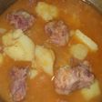 Patatas guisadas con costillas adobadas