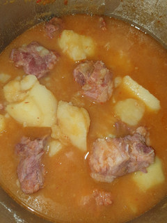 Una foto de Patatas guisadas con costillas adobadas