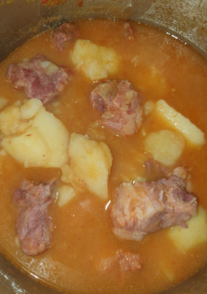 Una foto de Patatas guisadas con costillas adobadas