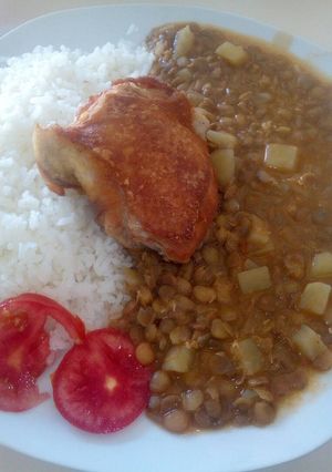 Una foto de Lentejas con gallina dorada