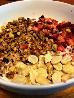 Una foto de Granola con Yoghurt y frutos ✨ especial verano