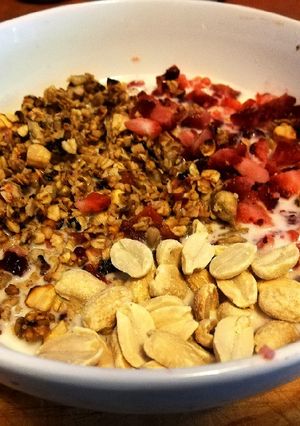 Una foto de Granola con Yoghurt y frutos ✨ especial verano
