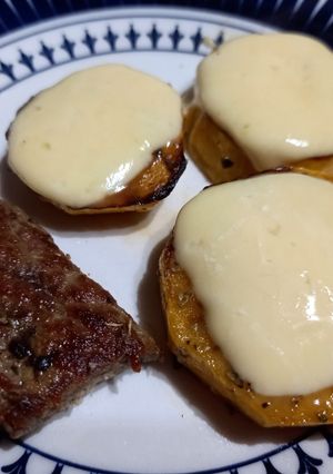 Una foto de Calabaza con queso y bife a la sartén para bebés