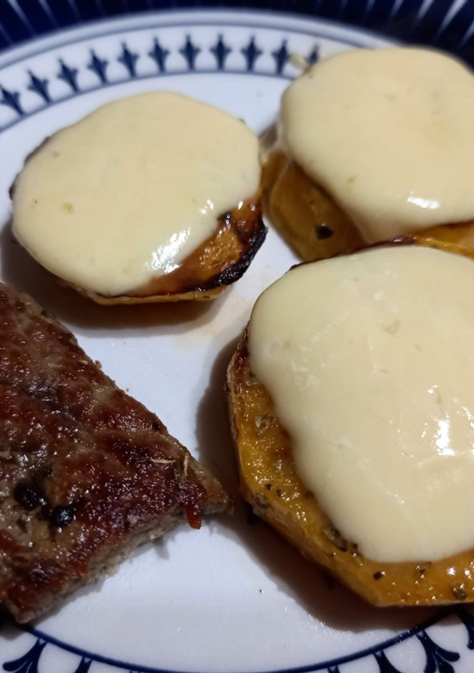 Una foto de Calabaza con queso y bife a la sartén para bebés