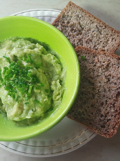 Una foto de Palta con cebolla para untar