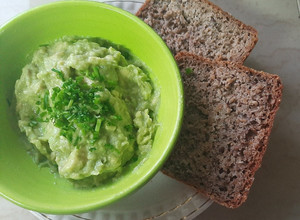 Una foto de Palta con cebolla para untar