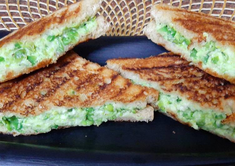 Simple Way to Make Any-night-of-the-week Peas Paneer Cheesy Sandwich