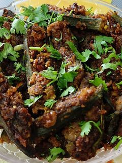 भरली भेंडी (bharli bhendi recipe in marathi) रेसिपी चे मुख्य फोटो