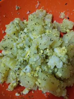 Una foto de Ensalada de papas, cebollas y huevo