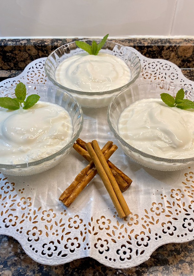 Una foto de Yogur casero sin azúcar, sin yogurtera!