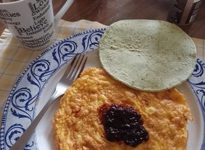 Una foto de Omelette de cebolla con canela y chipotle