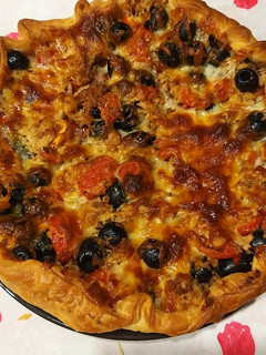 Foto di Torta salata tonno, pomodorino e olive