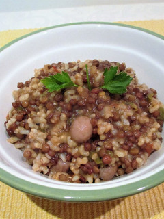Una foto de Arroz integral con lentejas caviar y champiñones - veggie