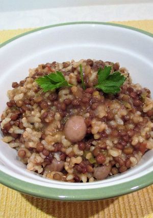 Una foto de Arroz integral con lentejas caviar y champiñones - veggie