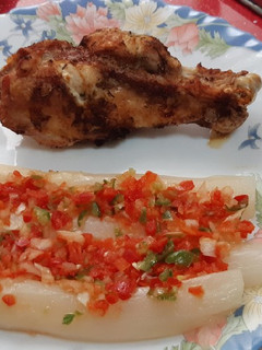 Una foto de Muslos de pavo en airfryer, sabor Cookpad, con espárragos
