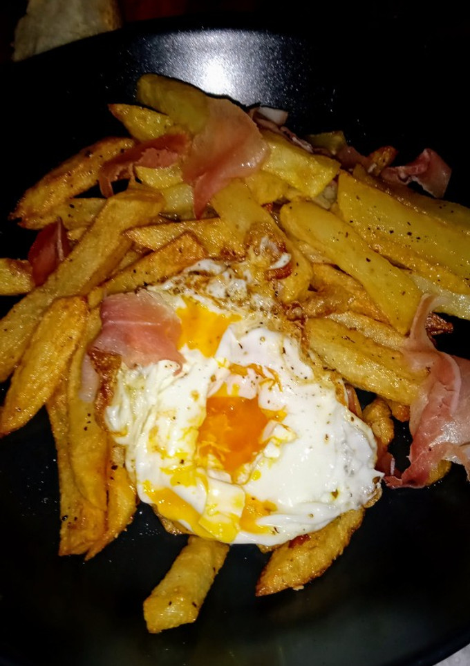 Una foto de Huevo estrellado con jamón