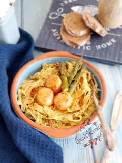 Une photo de TAGLIATELLES AUX ASPERGES, TOMATES SECHEES ET ST JACQUES