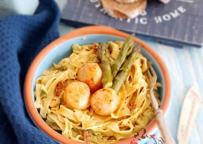 TAGLIATELLES AUX ASPERGES, TOMATES SECHEES ET ST JACQUES