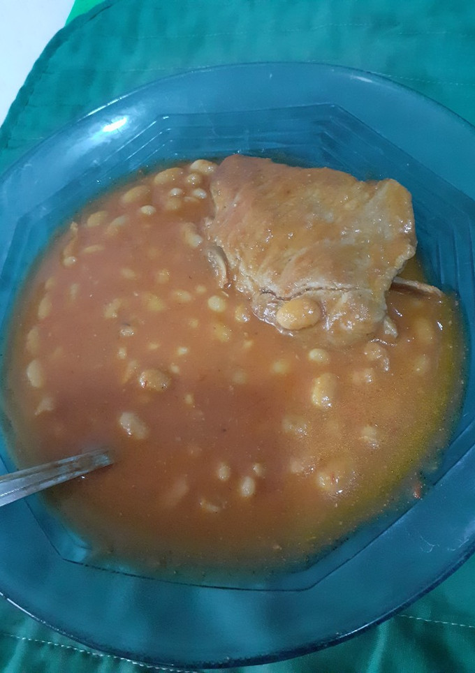 Una foto de Frijoles blancos con chuleta