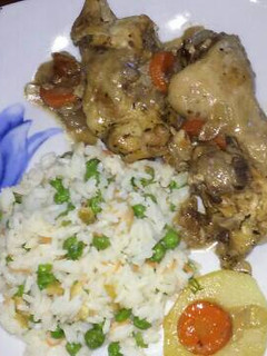 Una foto de Muslos al horno con ensalada de arroz