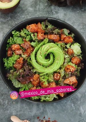 Una foto de 💥 ENSALADA DE SALMÓN Y AGUACATE 💥