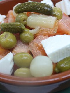 Una foto de Ensalada de queso fresco con encurtidos