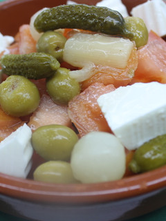 Foto principal de Ensalada de queso fresco con encurtidos