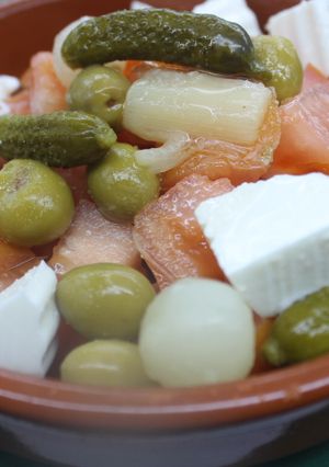Foto principal de Ensalada de queso fresco con encurtidos