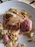 Noodles con albóndigas recuperadas y col