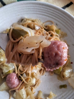Una foto de Noodles con albóndigas recuperadas y col