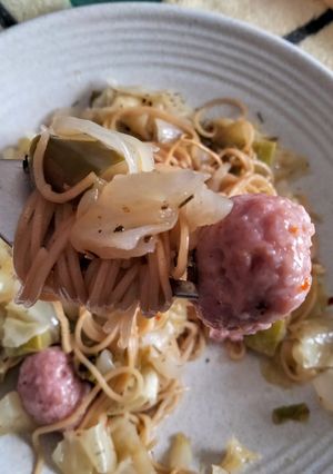 Una foto de Noodles con albóndigas recuperadas y col
