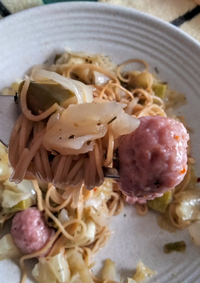 Una foto de Noodles con albóndigas recuperadas y col