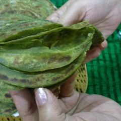 A picture of Hariyala laccha paratha (layered green flat bread).
