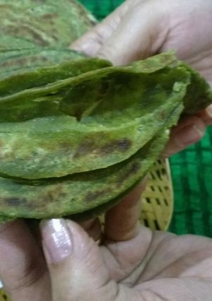 A picture of Hariyala laccha paratha (layered green flat bread).