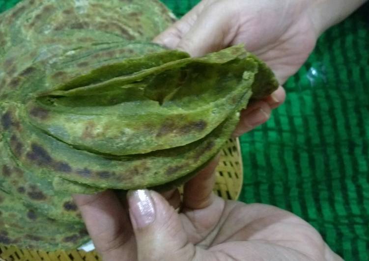 Hariyala laccha paratha (layered green flat bread)