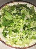 Ensalada de hojas de apio con lechuga