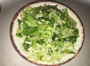 Una foto de Ensalada de hojas de apio con lechuga