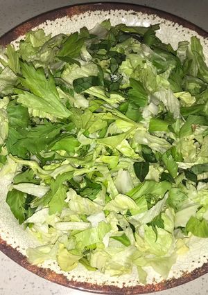 Una foto de Ensalada de hojas de apio con lechuga