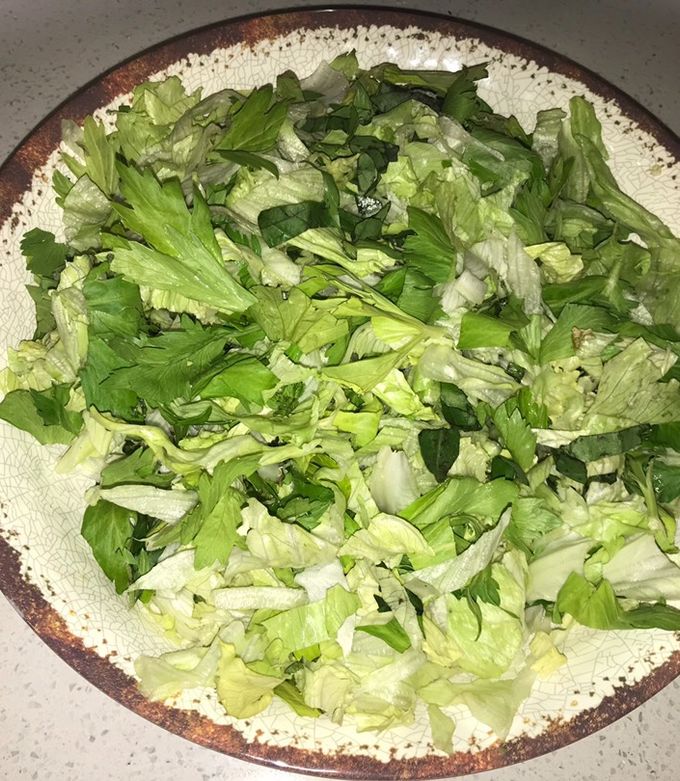 Una foto de Ensalada de hojas de apio con lechuga