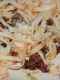 Fideos nido con cherry, tropezones de chori colorado y queso azul