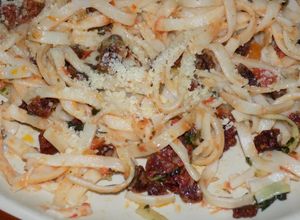Una foto de Fideos nido con cherry, tropezones de chori colorado y queso azul