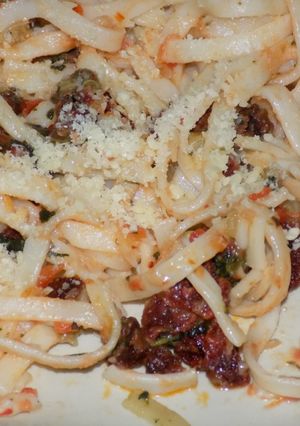 Una foto de Fideos nido con cherry, tropezones de chori colorado y queso azul
