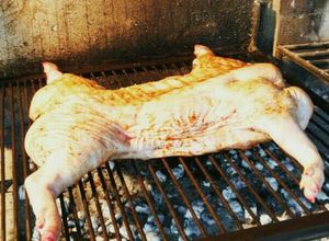 Una foto de Lechón a la parrilla