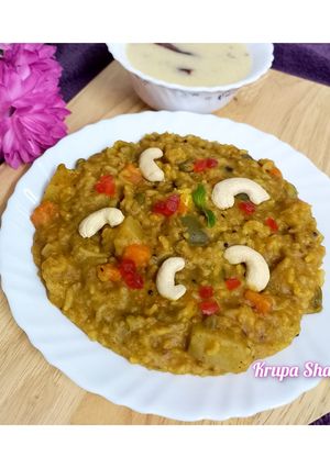 રજવાડી ખીચડી (Rajwadi Khichdi Recipe In Gujarati) રેસીપી મુખ્ય ફોટો